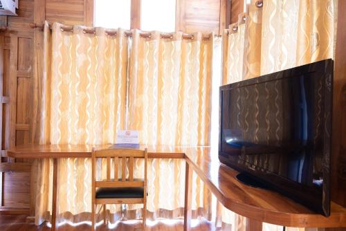 TV a/nebo společenská místnost v ubytování Phi Phi The Beach Resort