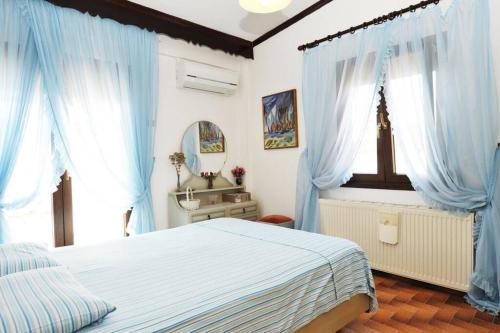 Posteľ alebo postele v izbe v ubytovaní Private home with spacious garden & veranda - Flogita beach