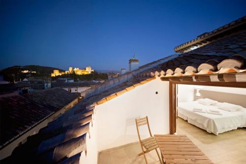 1 dormitorio en la azotea de un edificio con 1 cama en Smart Suites Albaicin, en Granada