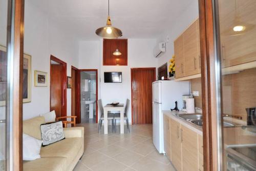 Кухня или мини-кухня в Private home with spacious garden & veranda - Flogita beach

