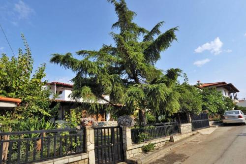 Private home with spacious garden & veranda - Flogita beach