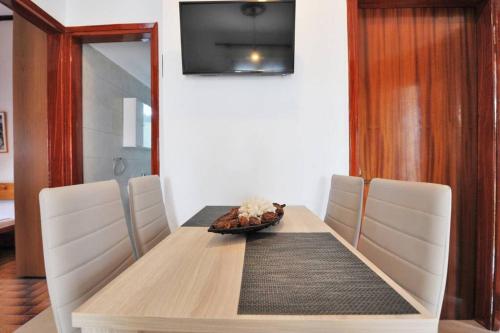 Телевизор и/или развлекательный центр в Private home with spacious garden & veranda - Flogita beach