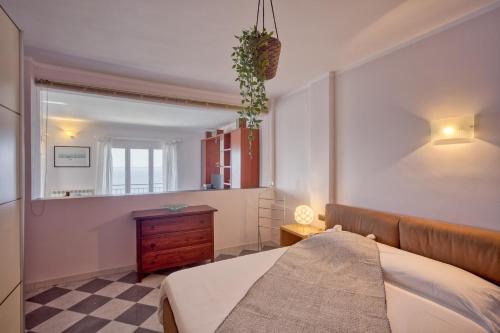 מיטה או מיטות בחדר ב-Polanesi Sea view Home