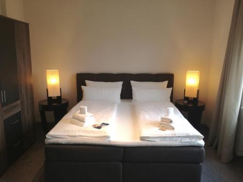 - une chambre avec un grand lit et deux lampes dans l'établissement Top Ferienwohnung Krämer, à Coblence