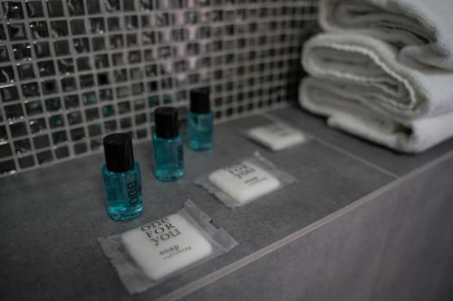 un bagno con due bottiglie di sapone e asciugamani di La Mare a Władysławowo