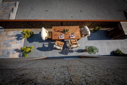 a table on the side of a building at Green & Breakfast in Niederpallen