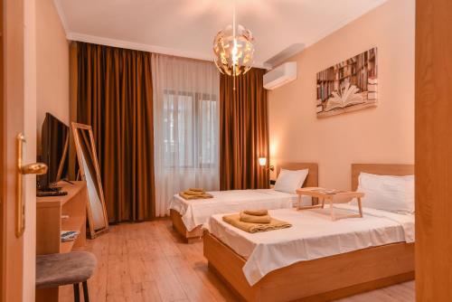 Una cama o camas en una habitación de Sofia Dream Apartment - The Library - 3-BDR, 2-BTHR