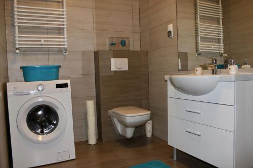 W łazience znajduje się pralka i umywalka. w obiekcie Apartament na Polankach Kołobrzeg w Kołobrzegu