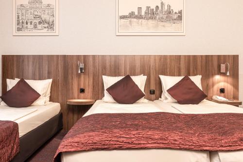 Tempat tidur dalam kamar di Ramada by Wyndham Frankfurt Central Station