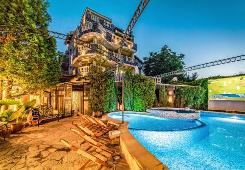 une maison avec une piscine et un bâtiment dans l'établissement Boryana Hotel, à Bourgas