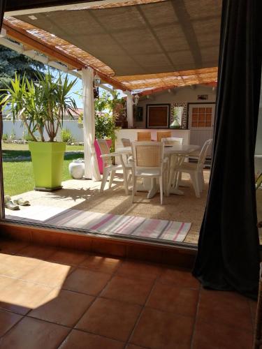 un patio avec une table et des chaises dessus dans l'établissement Chambres d'hôtes le Clos de la Presle, à Saint-Georges-Haute-Ville
