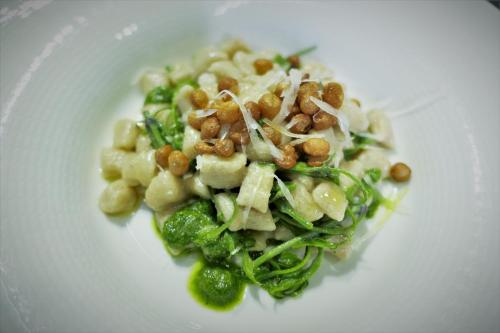 a white plate with a salad with beans and broccoli at Hotel Santoli in Porretta Terme