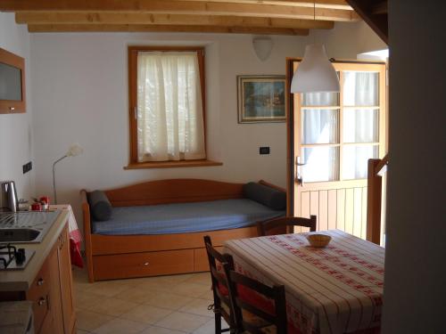 Cette chambre comprend un lit, une table et une cuisine. dans l'établissement Maso Arlanch 8, à Vallarsa