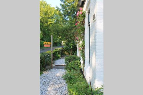 a side view of a house with a walkway at B&B Appartement De Winkeljuffer in Bakkeveen