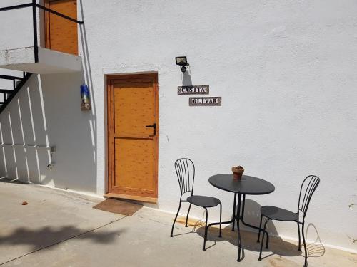una mesa y sillas frente a un edificio en Casita of Casa Olivar, en Tocon