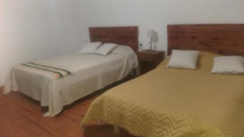 a hotel room with two beds in a room at hosteria Don López in Colón