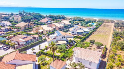 una vista aérea de un barrio residencial con la playa en Case Vacanze Mare Nostrum - Villas in front of the Beach with Pool, en Campofelice di Roccella