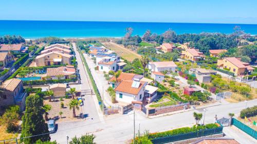 una vista aérea de un barrio residencial con el océano en Case Vacanze Mare Nostrum - Villas in front of the Beach with Pool, en Campofelice di Roccella
