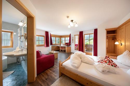 Un pat sau paturi într-o cameră la Hotel Bergfrieden