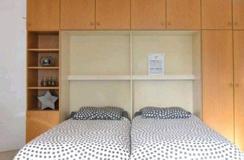 łóżko z 2 poduszkami w sypialni w obiekcie Appartement Altreichenau w mieście Neureichenau