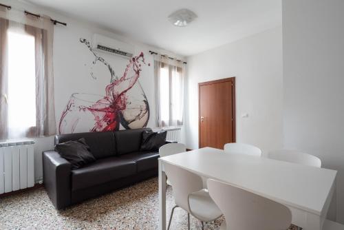 Posedenie v ubytovaní San Polo Canal View Apartments by Wonderful Italy