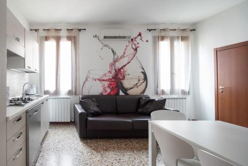 ヴェネツィアにあるSan Polo Canal View Apartments by Wonderful Italyのリビングルーム(黒いソファ付)