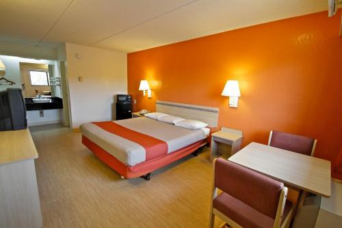 Un pat sau paturi într-o cameră la Motel 6-Charlotte, NC - Coliseum