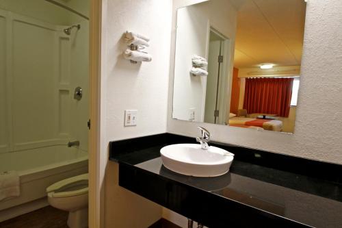 Koupelna v ubytování Motel 6-Charlotte, NC - Coliseum