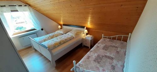 Un pat sau paturi într-o cameră la Gästehaus Gerhardt