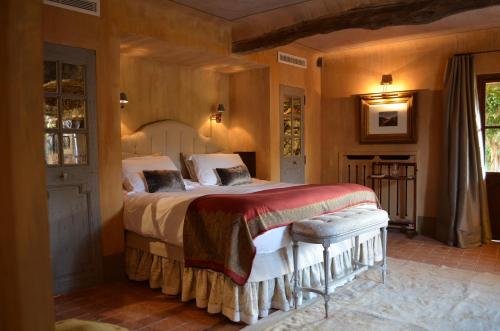 Säng eller sängar i ett rum på Les Rosées