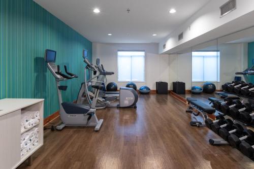 a gym with exercise equipment and a green wall at Holiday Inn Express Arlington Interstate 20 Parks Mall by IHG in Arlington