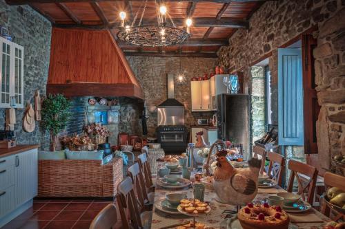 uma cozinha com uma mesa com galinhas em Quinta da Salada - Turismo Rural em Lamego
