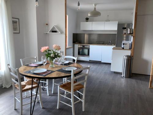 une cuisine et une salle à manger avec une table et des chaises dans l'établissement Les Alpines appartement , 70m2, à Bourg-Saint-Maurice