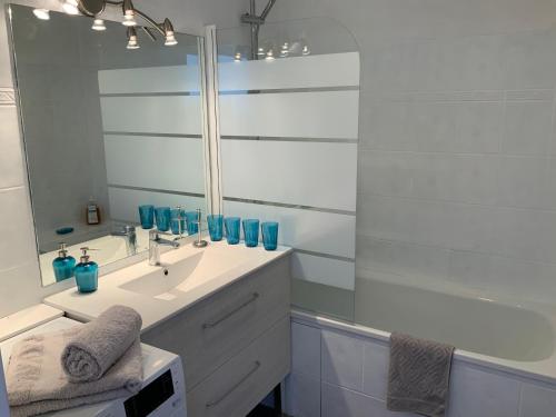 ブール・サン・モーリスにあるLes Alpines appartement , 70m2のバスルーム(洗面台、鏡付)