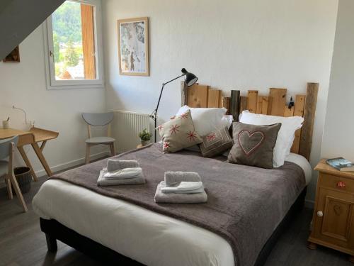 a bedroom with a large bed with towels on it at Les Alpines appartement , 70m2 in Bourg-Saint-Maurice