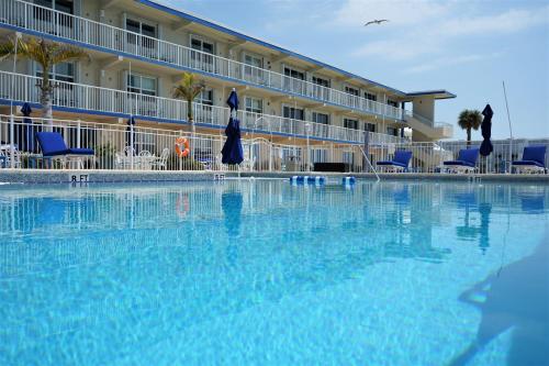 a large swimming pool in front of a hotel at Glunz Ocean Beach Hotel and Resort in Marathon