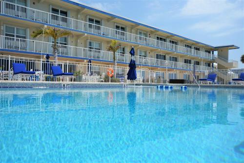 a large swimming pool in front of a hotel at Glunz Ocean Beach Hotel and Resort in Marathon