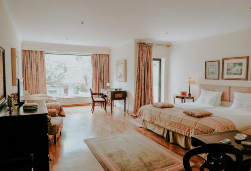 阿爾科巴薩的住宿－查萊特馮特諾瓦酒店，一间卧室配有一张大床、一张桌子和一张书桌
