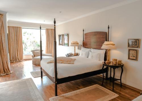 - une chambre avec un lit et une table avec une lampe dans l'établissement Challet Fonte Nova, à Alcobaça