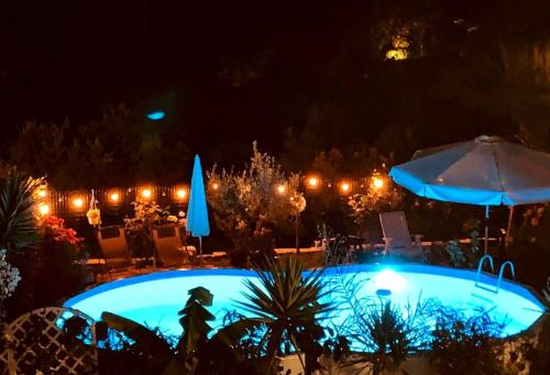 una gran piscina por la noche con luces en Antico Casale Fabrizi, en Velletri