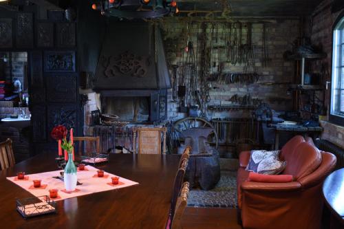 une salle à manger avec une table et une cheminée dans l'établissement Ferienhaus Alte Schmiede, à Erfurt