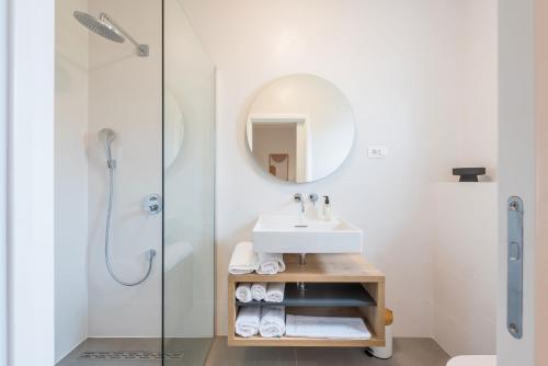 A bathroom at Villa Auni Grey - Heated Pool - Rooftop - Seaview - Beach