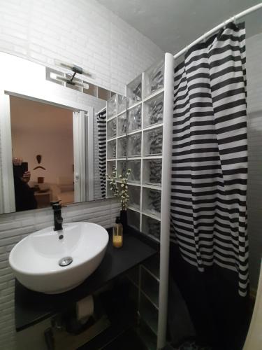 ベヘール・デ・ラ・フロンテーラにあるLoft de la Morenaのバスルーム(白い洗面台、鏡付)