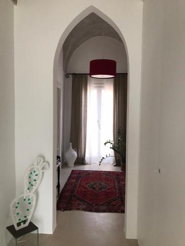 an archway leading into a living room with a window at La Casa di Bacco B&b in Alezio