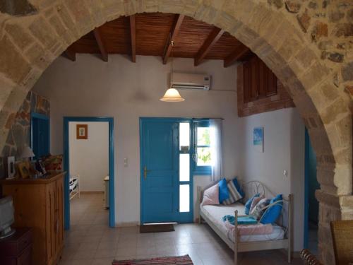uma arcada numa sala de estar com um sofá em Villa Pavlina Gennadi em Gennadi