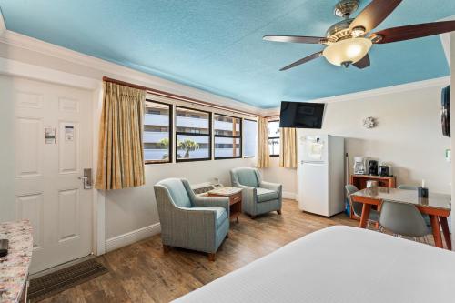 Habitación con cama, sillas y mesa. en Plaza Beach Hotel - Beachfront Resort, en St Pete Beach