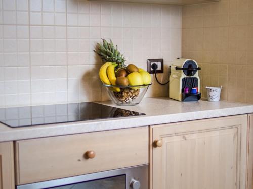 a bowl of fruit on a counter in a kitchen at Residence Pedranzini in Bormio