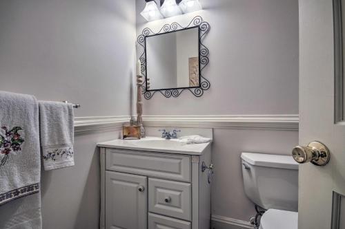 une salle de bain avec un lavabo et un miroir et des toilettes dans l'établissement Cozy Cockeysville Retreat with Furnished Deck!, à Cockeysville