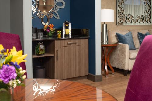 Staypineapple, Hotel Rose, Downtown Portland Image
