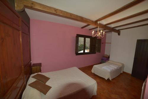 1 dormitorio con 2 camas y ventana en Apartamentos Rurales Puerta del Sol, en Alcalá del Júcar